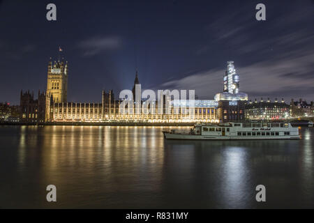 Novembre 30, 2018 - Londra, Regno Unito - Il Palazzo di Westminster a Londra visto illuminate nella notte con la riflessione sul Tamigi, uno della contea di simboli. .Ospita le due Camere del parlamento del Regno Unito, la House of Commons e House of Lords. Il futuro delle relazioni tra Unione europea - La Gran Bretagna è negoziata all'interno come il periodo Brexit si avvicina. Dietro si trova la famosa Abbazia di Westminster e di fronte ad esso si trova la famosa Westminster Bridge oltre il Tamigi e il Big Ben che è in costruzione. Il Palazzo di Westminster è nel Patrimonio Mondiale dell Unesco elenco s Foto Stock