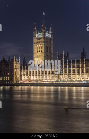 Novembre 30, 2018 - Londra, Regno Unito - Il Palazzo di Westminster a Londra visto illuminate nella notte con la riflessione sul Tamigi, uno della contea di simboli. .Ospita le due Camere del parlamento del Regno Unito, la House of Commons e House of Lords. Il futuro delle relazioni tra Unione europea - La Gran Bretagna è negoziata all'interno come il periodo Brexit si avvicina. Dietro si trova la famosa Abbazia di Westminster e di fronte ad esso si trova la famosa Westminster Bridge oltre il Tamigi e il Big Ben che è in costruzione. Il Palazzo di Westminster è nel Patrimonio Mondiale dell Unesco elenco s Foto Stock