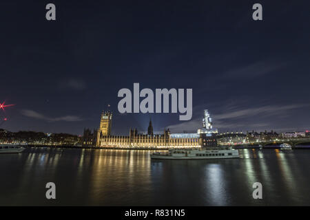 Novembre 30, 2018 - Londra, Regno Unito - Il Palazzo di Westminster a Londra visto illuminate nella notte con la riflessione sul Tamigi, uno della contea di simboli. .Ospita le due Camere del parlamento del Regno Unito, la House of Commons e House of Lords. Il futuro delle relazioni tra Unione europea - La Gran Bretagna è negoziata all'interno come il periodo Brexit si avvicina. Dietro si trova la famosa Abbazia di Westminster e di fronte ad esso si trova la famosa Westminster Bridge oltre il Tamigi e il Big Ben che è in costruzione. Il Palazzo di Westminster è nel Patrimonio Mondiale dell Unesco elenco s Foto Stock