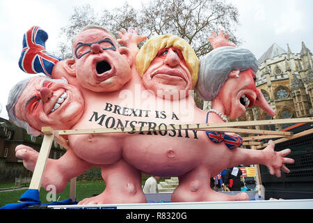 Londra REGNO UNITO.12 dicembre 2018. Le effigi del Primo Ministro Theresa Maggio, Boris Johnson e Michael Gove al di fuori del Parlamento. Credito: Thomas Bowles/Alamy Live News Foto Stock