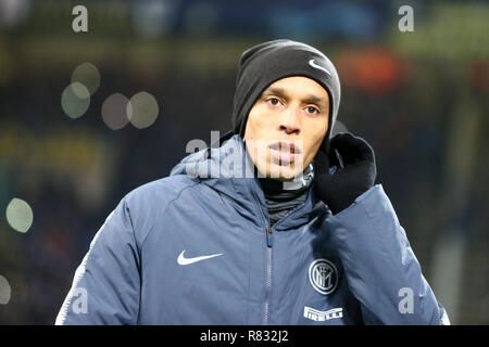 Milano, Italia. 11 dicembre, 2018. Miranda di FC Internazionale guarda prima di UEFA Champions League Group B match tra FC Internazionale e PSV Eindhoven. Credito: Marco Canoniero/Alamy Live News Foto Stock