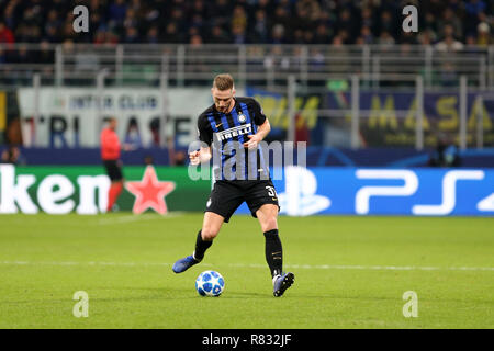 Milano, Italia. 11 dicembre, 2018. Milano Skriniar di FC Internazionale in azione durante la UEFA Champions League Group B match tra FC Internazionale e PSV Eindhoven. Credito: Marco Canoniero/Alamy Live News Foto Stock