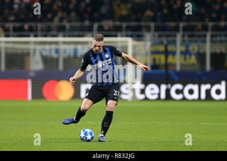 Milano, Italia. 11 dicembre, 2018. Milano Skriniar di FC Internazionale in azione durante la UEFA Champions League Group B match tra FC Internazionale e PSV Eindhoven. Credito: Marco Canoniero/Alamy Live News Foto Stock