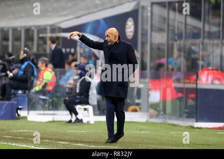 Milano, Italia. 11 dicembre, 2018. Luciano Spalletti allenatore della FC Internazionale gesti durante la Champions League Group B match tra FC Internazionale e PSV Eindhoven. Credito: Marco Canoniero/Alamy Live News Foto Stock