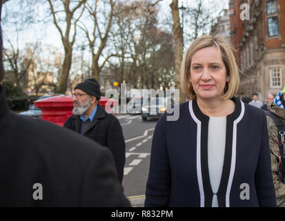 Westminster, Londra, Regno Unito. 12 dic 2018. Ambra Rudd su College Green al di fuori del Parlamento Credito: George Wright Cracknell/Alamy Live News Foto Stock