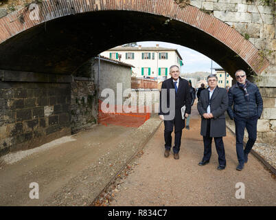 Foto Marco Bucco/LaPresse 12 Dicembre 2018 Colle Val D'Elsa (SI) Italia Cronaca L' Europa in Toscana, seconda tappa del tour di Enrico Rossi a Siena. Nella foto: Il Presidente della Regione Toscana con il dato ISTAT Paolo Canocchi sulla pista ciclabile in costruzione sulla via Francigena foto Marco Bucco/LaPresse Dicembre 12, 2018 Colle Val D'Elsa (SI) Italia Europa in Toscana, seconda tappa di Enrico Rossi 's tour in Siena. Nella foto: il Presidente della Regione Toscana con il Sindaco Paolo Canocchi sul percorso ciclabile in costruzione sulla Via Francigena Foto Stock