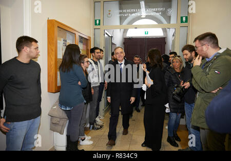 Foto Marco Bucco/LaPresse 12 Dicembre 2018 Colle Val D'Elsa (SI) Italia Cronaca L' Europa in Toscana, seconda tappa del tour di Enrico Rossi a Siena. Nella foto: il Presidente della Regione Toscana Enrico Rossi all'la sua Energia e Ambiente Foto di Marco Bucco/LaPresse Dicembre 12, 2018 Colle Val D'Elsa (SI) Italia Europa in Toscana, seconda tappa di Enrico Rossi 's tour in Siena. Nella foto: il Presidente della Regione Toscana Enrico Rossi alla sua energia e ambiente Foto Stock