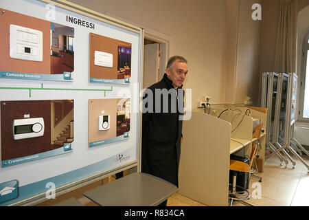 Foto Marco Bucco/LaPresse 12 Dicembre 2018 Colle Val D'Elsa (SI) Italia Cronaca L' Europa in Toscana, seconda tappa del tour di Enrico Rossi a Siena. Nella foto: il Presidente della Regione Toscana Enrico Rossi all'la sua Energia e Ambiente Foto di Marco Bucco/LaPresse Dicembre 12, 2018 Colle Val D'Elsa (SI) Italia Europa in Toscana, seconda tappa di Enrico Rossi 's tour in Siena. Nella foto: il Presidente della Regione Toscana Enrico Rossi alla sua energia e ambiente Foto Stock