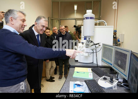 Foto Marco Bucco/LaPresse 12 Dicembre 2018 Colle Val D'Elsa (SI) Italia Cronaca L' Europa in Toscana, seconda tappa del tour di Enrico Rossi a Siena. Nella foto: il Presidente della Regione Toscana Enrico Rossi all'la sua Energia e Ambiente Foto di Marco Bucco/LaPresse Dicembre 12, 2018 Colle Val D'Elsa (SI) Italia Europa in Toscana, seconda tappa di Enrico Rossi 's tour in Siena. Nella foto: il Presidente della Regione Toscana Enrico Rossi alla sua energia e ambiente Foto Stock