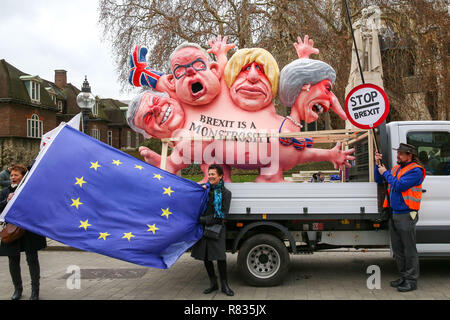 Londra, Regno Unito. 12 Dic, 2018. Anti-Brexit manifestanti con una bandiera europea sono visibili nella parte anteriore di una scultura di un anti-campagna Brexit gruppo raffigurante il Primo Ministro Theresa Maggio, ex Segretario di Stato per gli affari esteri Boris Johnson, ambiente segretario Michael Gove e ex uscendo dalla Comunità (UE) Segretario David Davis fuori casa del parlamento.Primo Ministro britannico Theresa Maggio dovrà affrontare una sfida alla sua leadership dopo 48 lettere chiamando per un concorso sono state consegnate al presidente del comitato di 1922. Credito: Dinendra Haria/SOPA Immagini/ZUMA filo/Alamy Live News Foto Stock