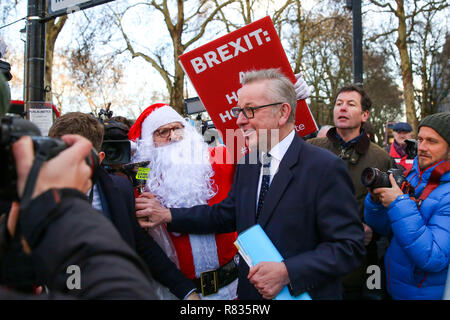 Londra, Regno Unito. 12 Dic, 2018. Un manifestante Anti-Brexit vestiti da Babbo Natale è visto come Michael Gove, Segretario di Stato per l'ambiente, l'alimentazione e gli affari rurali esce dal media center.Primo Ministro britannico Theresa Maggio dovrà affrontare una sfida alla sua leadership dopo 48 lettere chiamando per un concorso sono state consegnate al presidente del comitato di 1922. Credito: Dinendra Haria/SOPA Immagini/ZUMA filo/Alamy Live News Foto Stock