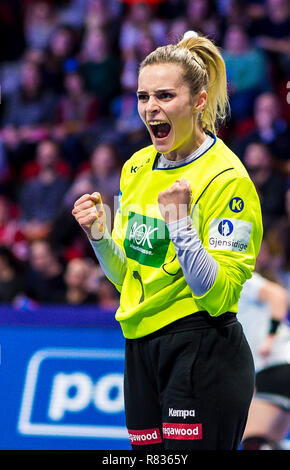 12 dicembre 2018, France (Francia), Nancy: pallamano, donne: EM, Paesi Bassi - Germania girone principale, gruppo 2, terza giornata presso il Palais des Sports. Il portiere Dina Eckerle (Germania) cheers. Foto: Marco Wolf/Wolf-sportfoto/dpa Foto Stock