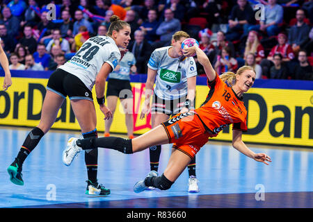 12 dicembre 2018, France (Francia), Nancy: pallamano, donne: EM, Paesi Bassi - Germania girone principale, gruppo 2, terza giornata presso il Palais des Sports. (Da sinistra) Emily Bölk (Germania), Marlene Zapf (Germania ), Kelly Dulfer (Paesi Bassi) in azione. Foto: Marco Wolf/Wolf-sportfoto/dpa Foto Stock