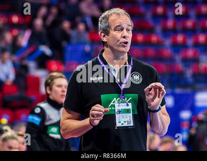 12 dicembre 2018, France (Francia), Nancy: pallamano, donne: EM, Paesi Bassi - Germania girone principale, gruppo 2, terza giornata presso il Palais des Sports. Allenatore Henk Groener (Germania) i gesti . Foto: Marco Wolf/Wolf-sportfoto/dpa Foto Stock