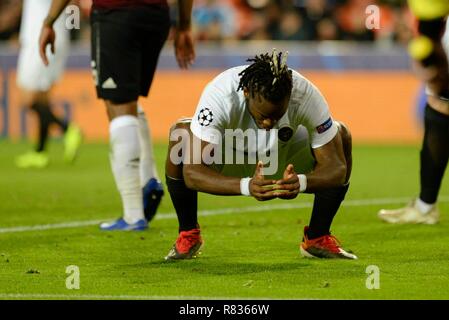 Valencia, Spagna. Dodicesimo Dicembre, 2018. Batshuayi di Valencia in azione durante la UEFA Champions League, la partita di calcio tra Valencia e Manchester il 12 dicembre a Mestalla stadio a Valencia in Spagna. Foto: Xisco Navarro Cordon Premere Credito: CORDON PREMERE/Alamy Live News Foto Stock