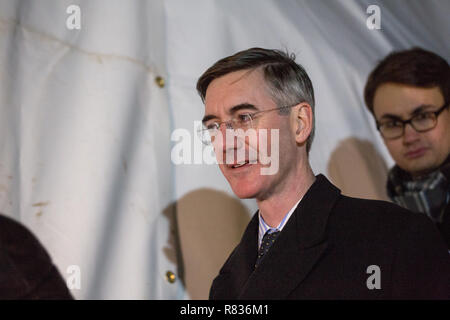 Londra, Regno Unito. Dodicesimo Dicembre, 2018. Giacobbe Rees-Mogg reagisce al risultato di Mays voto di sfiducia su College Green Credito: George Wright Cracknell/Alamy Live News Foto Stock