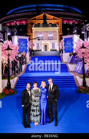 Londra, Regno Unito. Dodicesimo Dicembre, 2018. Cast a livello europeo Premier di Mary Poppins ritorna su Mercoledì 12 Dicembre 2018 tenutosi presso la Royal Albert Hall di Londra. Nella foto: Lin-Manuel Miranda, Emily Mortimer, Emily Blunt , Colin Firth. Credito: Julie Edwards/Alamy Live News Foto Stock