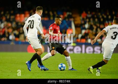 Valencia, Spagna. Dodicesimo Dicembre, 2018. Torres e Valencia in azione durante la UEFA Champions League, la partita di calcio tra Valencia e Manchester il 12 dicembre a Mestalla stadio a Valencia in Spagna. Foto: Xisco Navarro Cordon Premere Credito: CORDON PREMERE/Alamy Live News Foto Stock