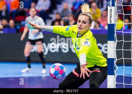 12 dicembre 2018, France (Francia), Nancy: pallamano, donne: EM, Paesi Bassi - Germania girone principale, gruppo 2, terza giornata presso il Palais des Sports. Il portiere Dina Eckerle (Germania ) in azione. Foto: Marco Wolf/Wolf-sportfoto/dpa Foto Stock