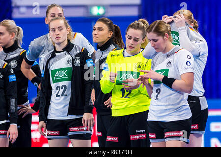 12 dicembre 2018, France (Francia), Nancy: pallamano, donne: EM, Paesi Bassi - Germania girone principale, gruppo 2, terza giornata presso il Palais des Sports. Il team della Germania è abbattuto . Foto: Marco Wolf/Wolf-sportfoto/dpa Foto Stock