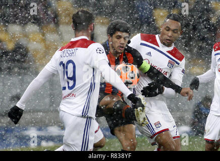 Kiev, Ucraina. 12 Dic, 2018. Taison (C) di Shakhtar vies per la palla con Kenny Tete (R) e Lucas Tousart (L) di Lione durante la UEFA Champions League Gruppo F partita di calcio tra Shakhtar Donetsk e Lione ALLA NSK Olimpiyskyi in Kiev, Ucraina, Dicembre 12, 2018 Credit: Anatolii Stepanov/ZUMA filo/Alamy Live News Foto Stock