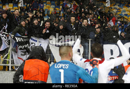 Kiev, Ucraina. 12 Dic, 2018. I fan del Lyon reagire dopo che la UEFA Champions League Gruppo F partita di calcio tra Shakhtar Donetsk e Lione ALLA NSK Olimpiyskyi in Kiev, Ucraina, Dicembre 12, 2018. Credito: Anatolii Stepanov/ZUMA filo/Alamy Live News Foto Stock