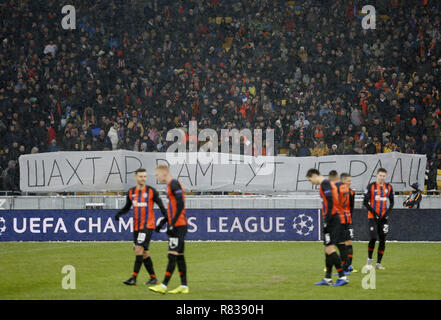 Kiev, Ucraina. 12 Dic, 2018. Un banner a leggere 'Shakhtar non viene accolto qui' è mostrato prima della UEFA Champions League Gruppo F partita di calcio tra Shakhtar Donetsk e Lione ALLA NSK Olimpiyskyi in Kiev, Ucraina, Dicembre 12, 2018. Credito: Anatolii Stepanov/ZUMA filo/Alamy Live News Foto Stock