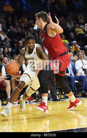 Wichita, Kansas, Stati Uniti d'America. 12 Dic, 2018. Wichita State Shockers guard Jamarius Burton (2) comanda la linea di base nella prima metà durante il NCAA Pallacanestro tra Jacksonville membro Gamecocks e Wichita State Shockers a Charles Koch Arena di Wichita, Kansas. Kendall Shaw/CSM/Alamy Live News Foto Stock