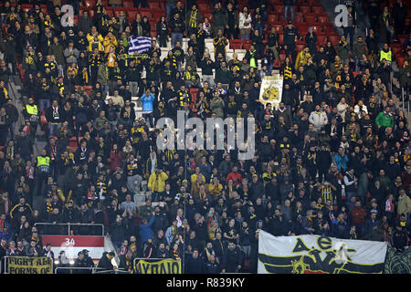 AEK Atene F.C. sostenitori durante la UEFA Champions League 2018/19 partita di calcio tra SL Benfica vs AEK Atene F.C. (Punteggio finale: SL Benfica 1-0 AEK Atene F.C.) Foto Stock