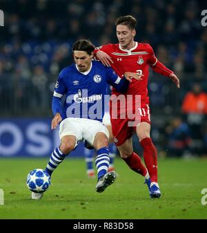 Gelsenkirchen, Deutschland. Undicesimo Dec, 2018. firo: 11.12.2018, calcio, Champions League, stagione 2018/2019, FC Schalke 04 - Lokomotiv Mosca, 1: 0 duelli, Benjamin STABOULI, FC Schalke 04, figura intera, Anton MIRANCHUK, Lokomotiv Mosca, figura intera, | Utilizzo di credito in tutto il mondo: dpa/Alamy Live News Foto Stock