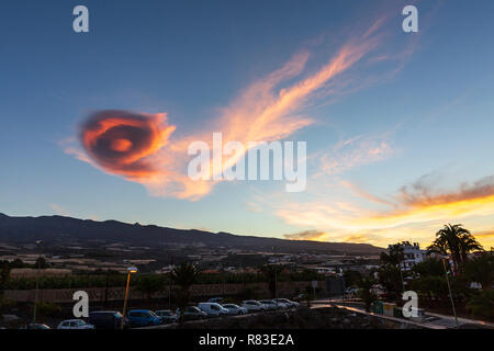 Tenerife, Isole Canarie, Spagna, 13 dicembre 2018. Insolita nube lenticolare formazione mimando il classico UFO astronave forma appare su Tenerife all'alba. Foto Stock