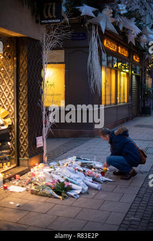 Strasburgo, Francia. 13 dic 2018. 13 dicembre 2018, France (Francia), Straßburg: un uomo accende una candela vicino alla Sessione plenaria a Strasburgo dal mercato di Natale per commemorare le vittime dell attentato di 12.12.2018. Qui un assassino aveva girato due persone. Il 29-anno-vecchio è ancora in esecuzione. Foto: Sebastian Gollnow/dpa Credito: dpa picture alliance/Alamy Live News Foto Stock