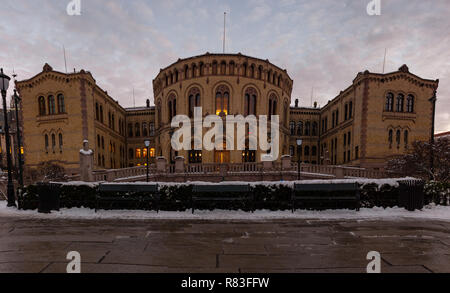 Stortinget del parlamento norvegese in inverno con neve al tramonto a Oslo, Norvegia Foto Stock