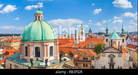 Prague Old Town Staré Město San Francesco di Assisi Chiesa tetto guglie e torri di chiese e antichi palazzi barocchi di Praga Repubblica Ceca Foto Stock
