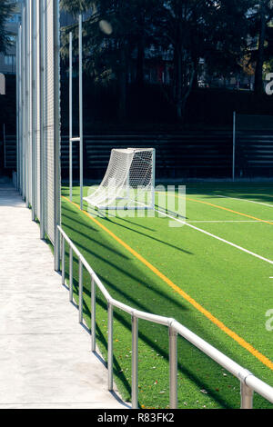 Campo di calcio e di gate con un campo in erba sintetica. Sfondo di calcio Foto Stock