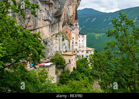 Luogo di pellegrinaggio della Madonna della corona con una chiesa sulla collina sopra il fiume Adige Foto Stock