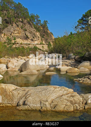 Round rocce naturali piscine del fiume del fiume Solenzara Corsica Foto Stock