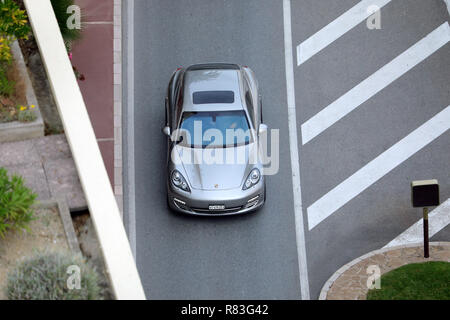 Montecarlo, Monaco - 5 Ottobre 2018 : Vista aerea di un bel grigio Porsche Panamera (vista dall'alto) la guida sul Boulevard du Larvotto nel Principato di Monaco, Fre Foto Stock