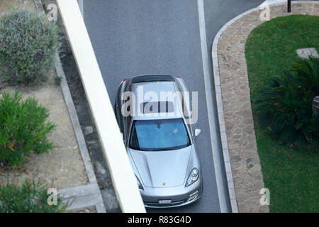 Montecarlo, Monaco - 5 Ottobre 2018 : Vista aerea di un bel grigio Porsche Panamera (vista dall'alto) la guida sul Boulevard du Larvotto nel Principato di Monaco, Fre Foto Stock