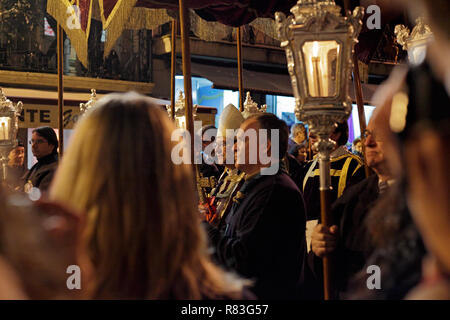 Braga, Portogallo - Aprile 1, 2010: il vescovo cattolico in Holly settimana processione di Ecce Homo (ISO alto foto) Foto Stock