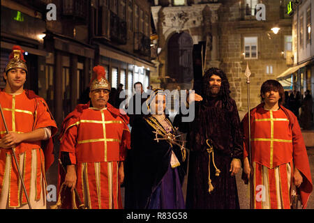 Braga, Portogallo - Aprile 1, 2010: Le comparse, soldati romani, Gesù con la croce e la Madonna Addolorata in posa dopo l'Holly settimana processione della CE Foto Stock