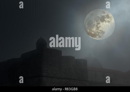 Vecchia Fortezza europea in una nebbiosa notte di luna piena. Sono stati aggiunti alcuni rumore digitale. Foto Stock
