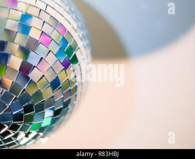 Vista ravvicinata di coloratissimi palla da discoteca con riflessi multicolori. Preparazione per una notte di divertimento parte o di vacanza a casa Foto Stock