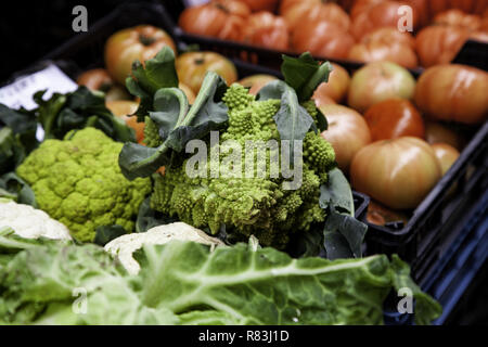 Romanesco fresca in un mercato, vegetale dettaglio, cibo sano e dieta Foto Stock