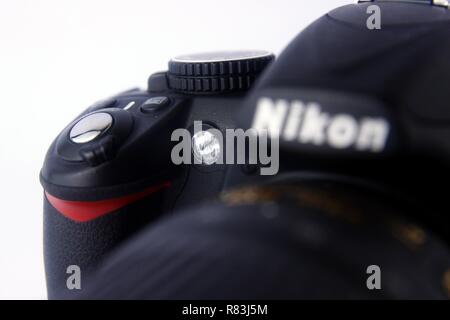 ANTIPOLO City, Filippine - 6 dicembre 2018: Vicino la foto di un AF assist lampada e il pulsante di scatto di una reflex digitale Nikon fotocamera. Foto Stock