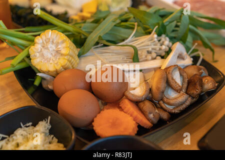 L'uovo e mescolare insieme vegetale per lo shabu o giapponese sukiyaki Foto Stock
