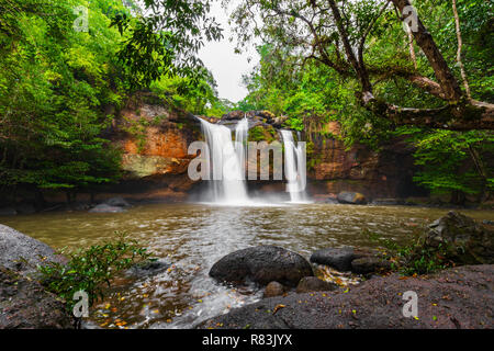 Haew Suwat cascata nel Parco Nazionale di Khao Yai, Thailandia Foto Stock