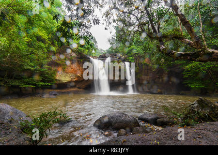 Haew Suwat cascata con caduta di pioggia nel Parco Nazionale di Khao Yai, Thailandia Foto Stock