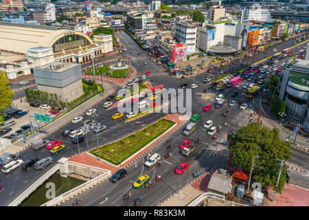 BANGKOK, Thailandia-dicembre 1, 2018: traffico in corrispondenza di Hua Lamphong intersezione a Bangkok, in Thailandia Foto Stock