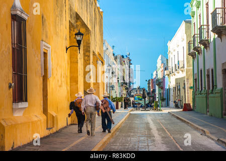 Mariachi sulle strade di coloniale della città di Campeche, Messico Foto Stock